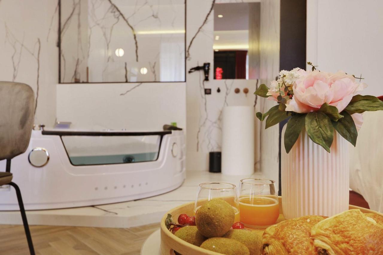 Couples Getaway Unit With Jacuzzi - City Center Villa Paris Eksteriør billede