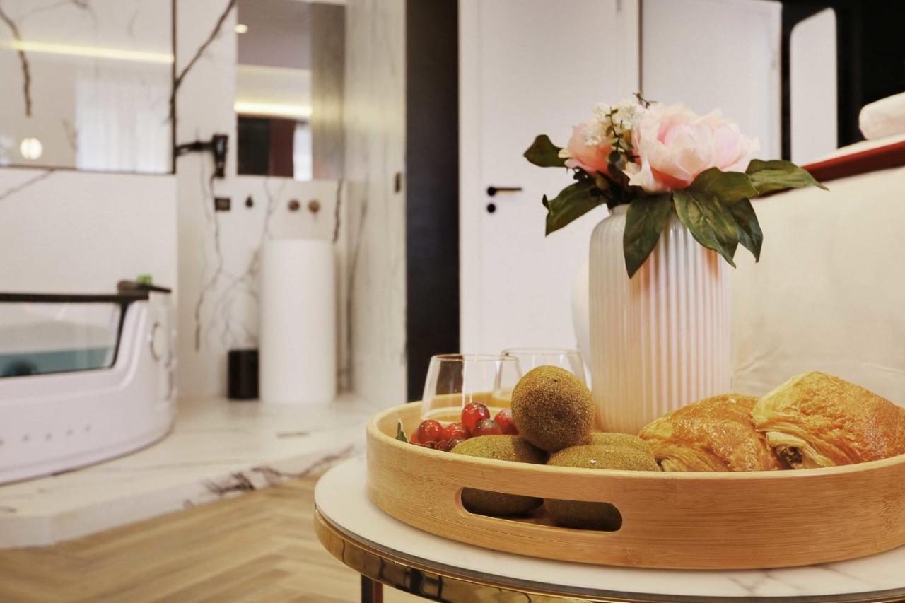 Couples Getaway Unit With Jacuzzi - City Center Villa Paris Eksteriør billede